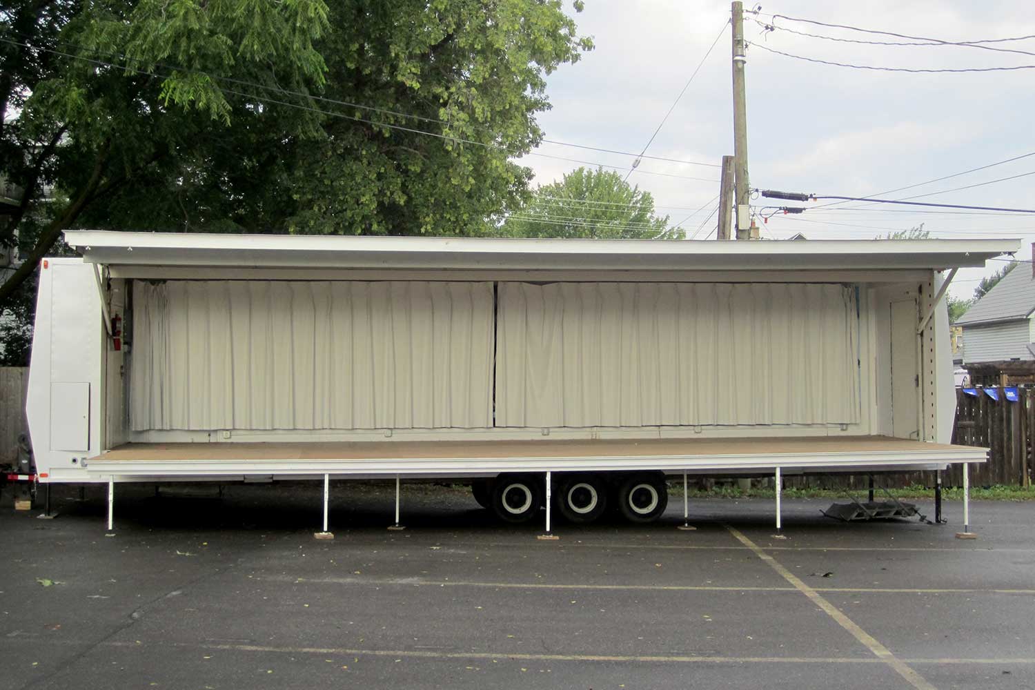 showmobile with curtains